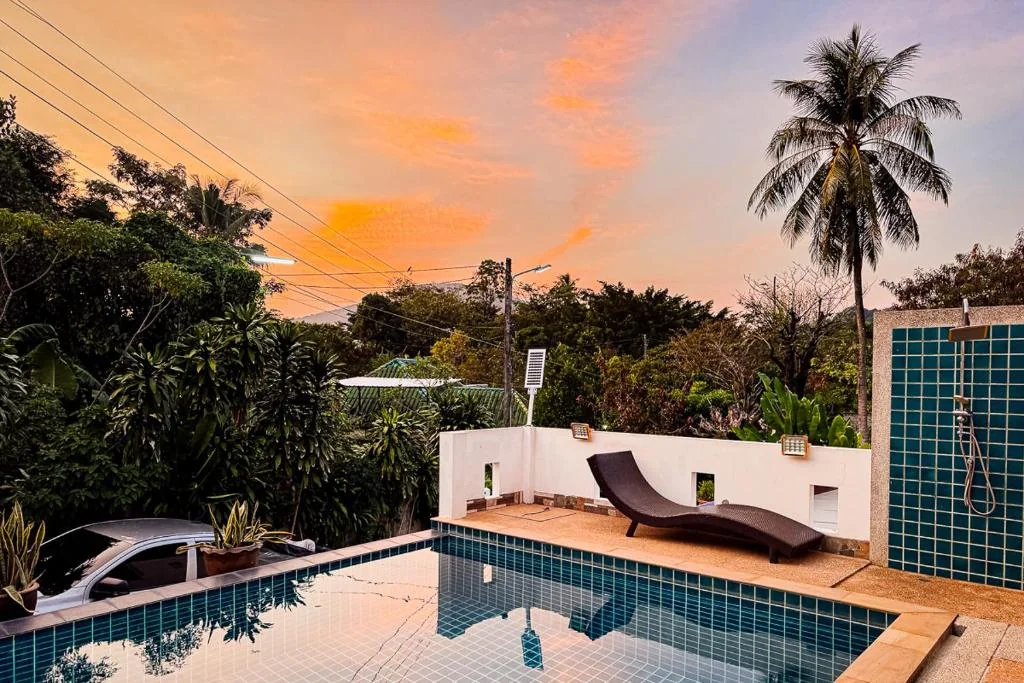 Ambiance tropicale au coucher du soleil à la villa